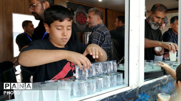 خدمت‌رسانی موکب سیمان آبیک در مسیر زائران؛ همراهی خادمان در پذیرایی و بدرقه