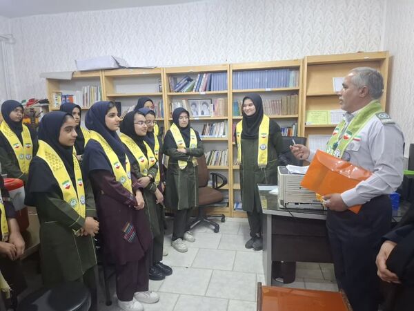 بازدید مدرسان کشوری سازمان دانش‌آموزی از دبیرستان تمام تشکیلاتی عفت