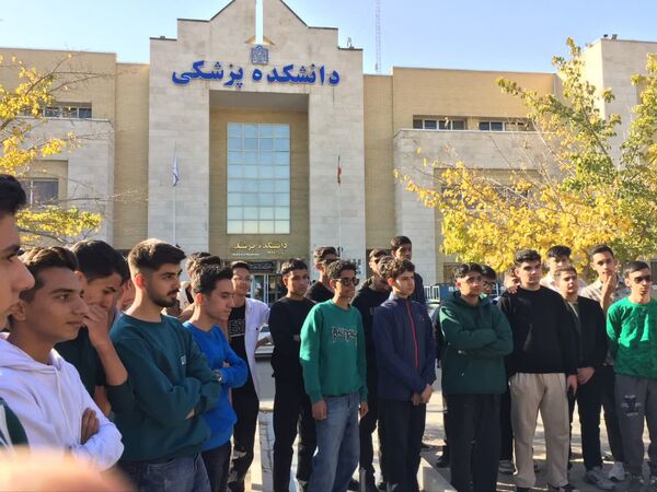 بازدید دانش آموزان دبیرستان نمونه آیت‌الله خامنه‌ای از دانشکده پزشکی دانشگاه فردوسی مشهد