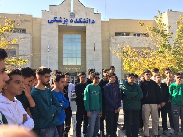 بازدید دانش آموزان دبیرستان نمونه آیت‌الله خامنه‌ای از دانشکده پزشکی دانشگاه فردوسی مشهد