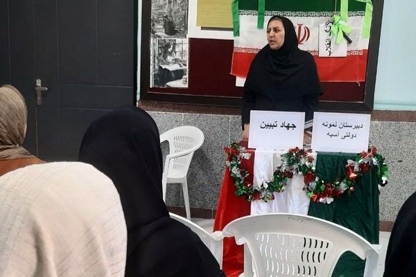 آذین‌بندی دهه فجر و نواخته شدن زنگ انقلاب در دبیرستان حضرت آسیه(س) حاجی‌آباد