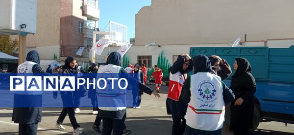 نواخته شدن بیست و ششمین زنگ نمادین استانی مانور زلزله در مدرسه شاهد ظهور آموزش و پرورش ناحیه یک