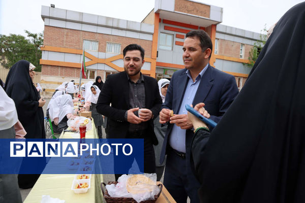 بازدید مدیر آموزش و پرورش اسلامشهر از بازارچه خیریه دبستان شاهد فاطمه زهرا(س)