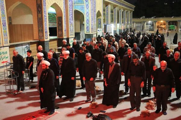 شب نهم محرم در حریم بی‌بی سکینه(س)،میزبانی از دلدادگان ابا عبدالله الحسین (ع) با نماز جماعت، نوای عزا و سفره اطعام