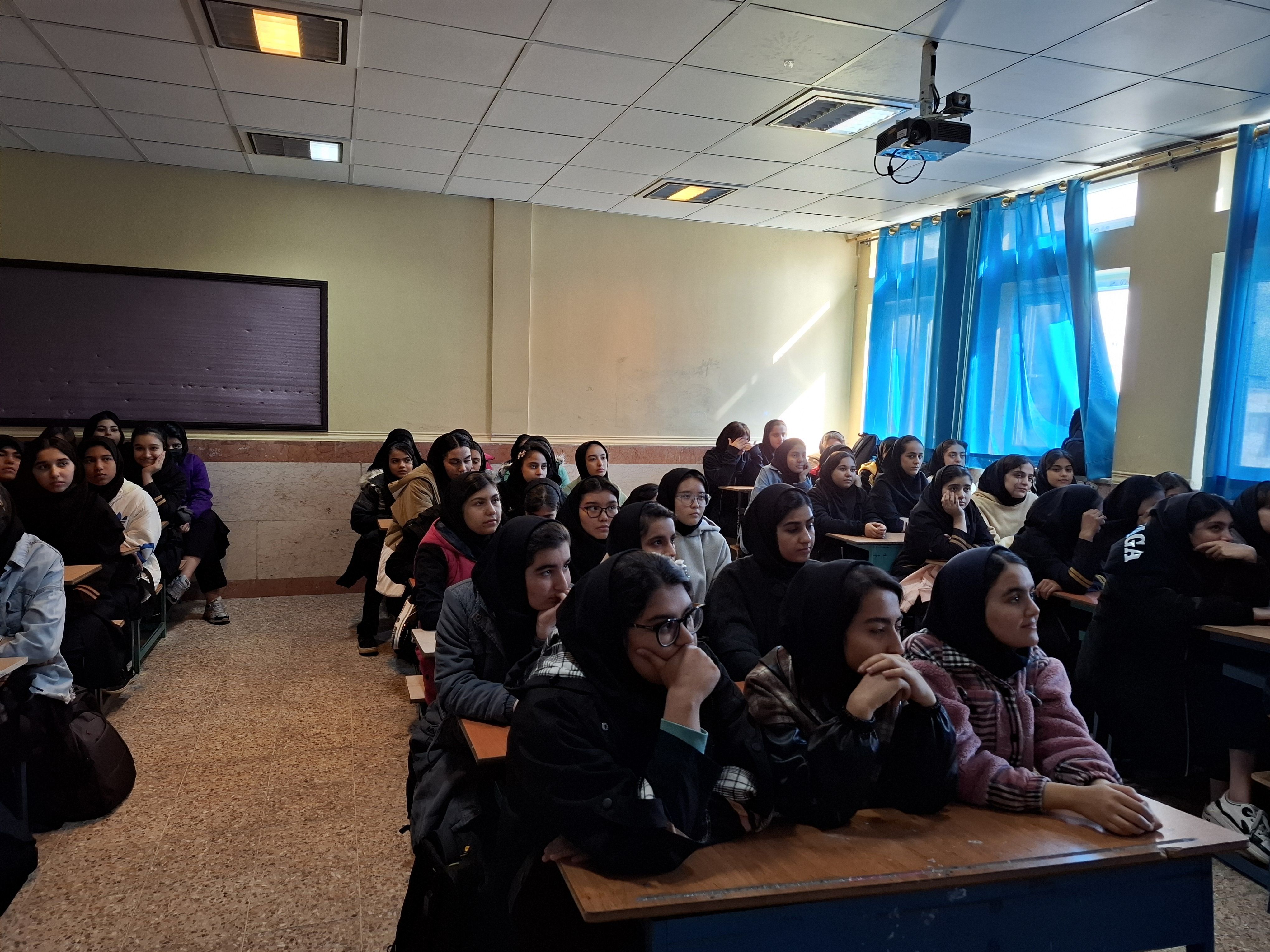 نشست دانش‌آموزی در راستای کیفیت‌بخشی به آموزش در دبیرستان دخترانه نبوت صفادشت