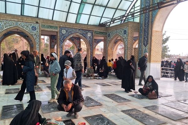 آیین چراغ برات در مزار شهیدان خلیل آباد 