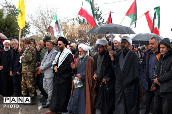 حضور شجاعانه چترودی‌ها در روز بارانی قدس