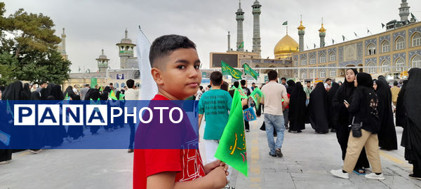 شادپیمایی دانش‌آموزان ابتدایی قم به‌مناسبت عید ولایت