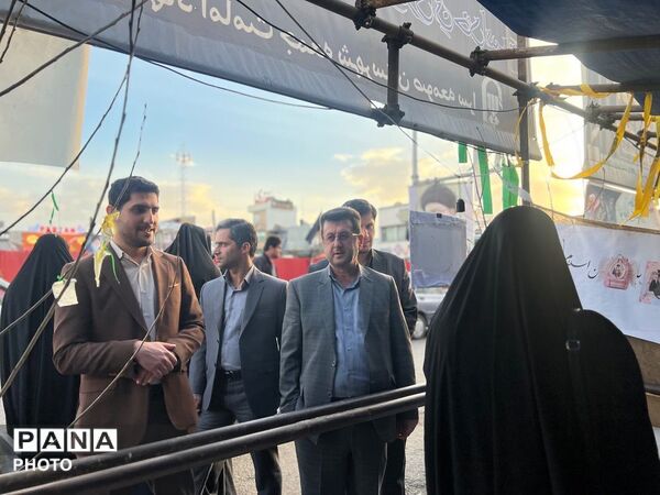 دخترانِ انقلابی پای پرچم ایستاده‌اند