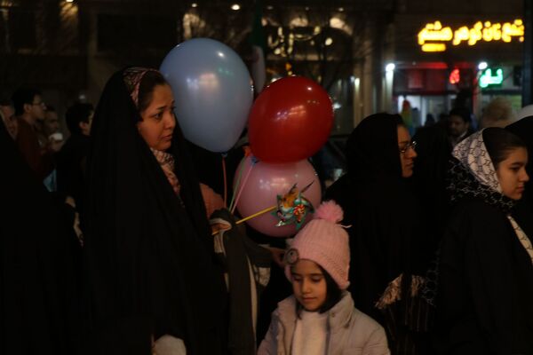 خیابان امام رضا(ع)  مشهد مملو از جمعیت در جشن باشکوه شب نیمه شعبان