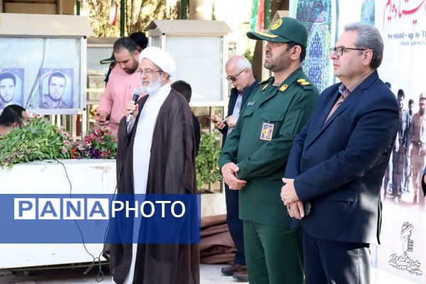  حال و هوای خاص گلباران مزار شهدا در گلزار شهدای شهرستان محلات