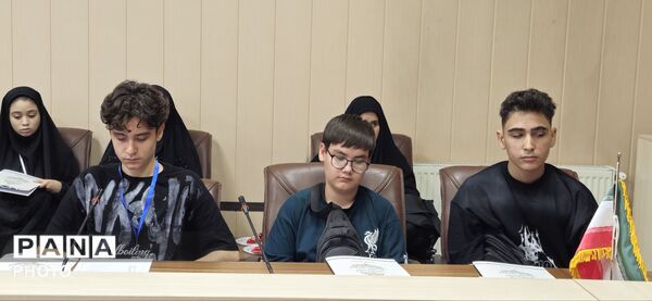 نشست هماهنگی دانش‌آموزان نخبه عکاس استان البرز با موضوعیت پویش «باید برخاست» 