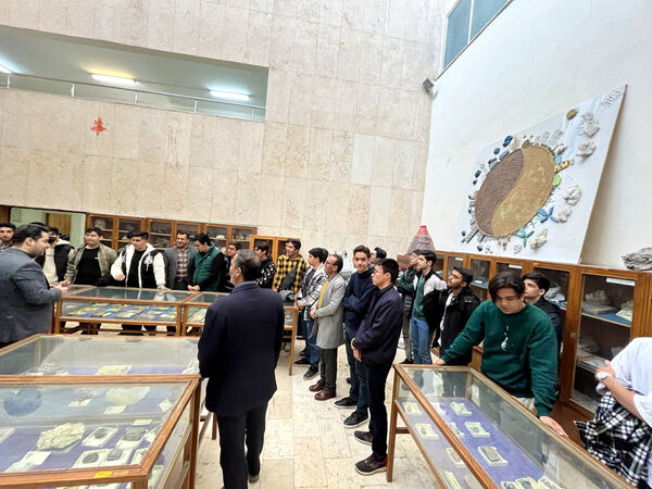 بازدید علمی دانش‌آموزان دبیرستان هدایتی قم از دانشگاه شهید بهشتی تهران 