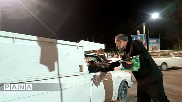 توزیع پرچم جمهوری اسلامی ایران و پوستر امام شهید در کاشمر 