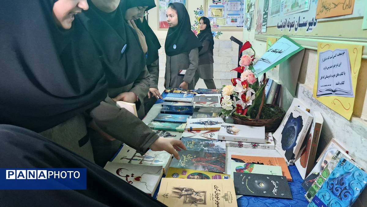 مراسم‌ هفته‌ کتاب‌ و‌ کتابخوانی‌ در‌ دبیرستان‌ نمونه‌ اندیشه‌‌ کاشمر