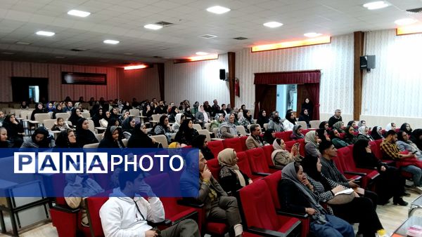 کارگاه آموزشی ویژه والدین با محوریت ارتباط موثر با نوجوانان در نیشابور