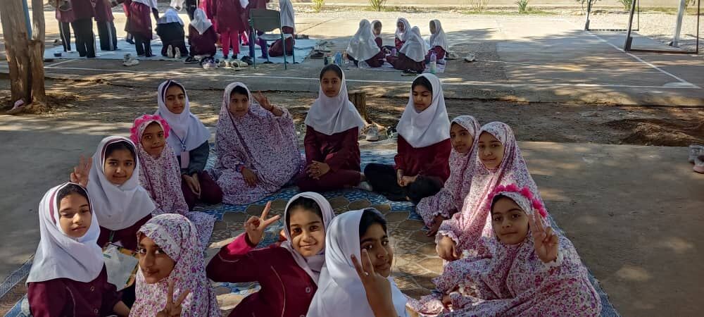 فرهنگ و شادی در جشن یلدای دانش‌آموزان دبستان مولوی فین