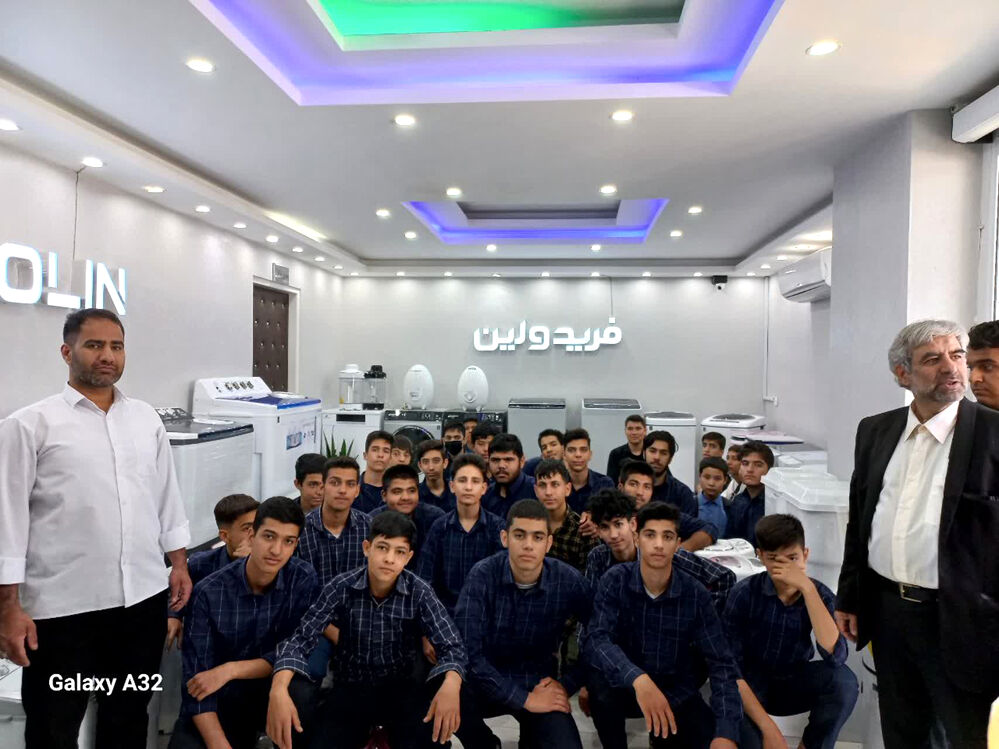 بازدید دانش‌آموزان هنرستان ثامن الائمه قم از کارخانه فریدولین