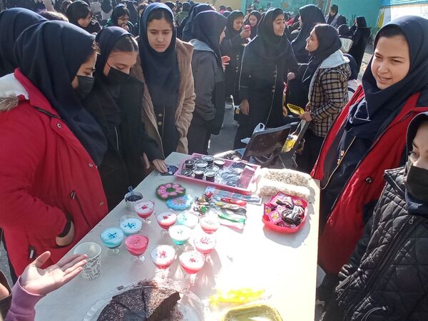 برپایی بازارچه‌ دانش‌آموزی در دبیرستان دلیری مشهد
