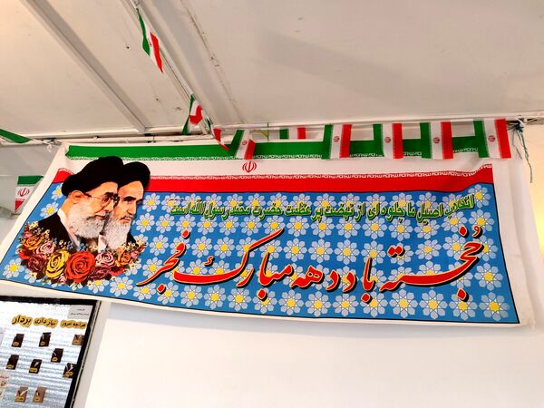 شکوه جشن دهه فجر در دبیرستان جوادالائمه سورشجان