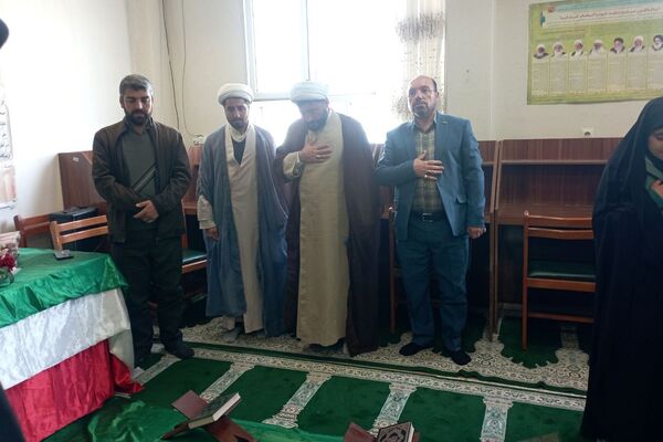 محفل انس با قرآن کریم در دبیرستان فرزانگان قوچان