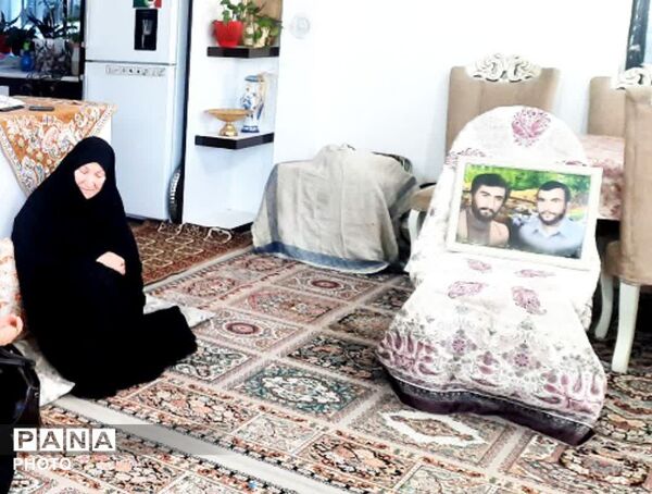 دیدار دانش آموزان پبشتاز آموزشگاه الله وردی ارجمند شهر لایین  با خانواده شهدا