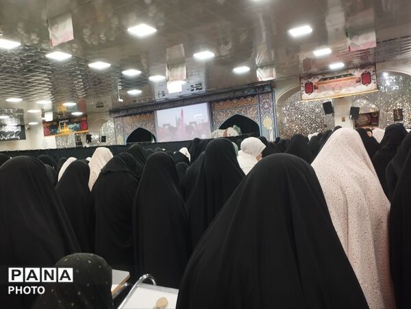  نماز جماعت در امامزاده سید حمزه کاشمر 
