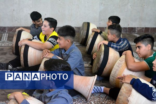 آموزش ضرب زورخانه‌ای در دبستان رازی ناحیه دو بهارستان