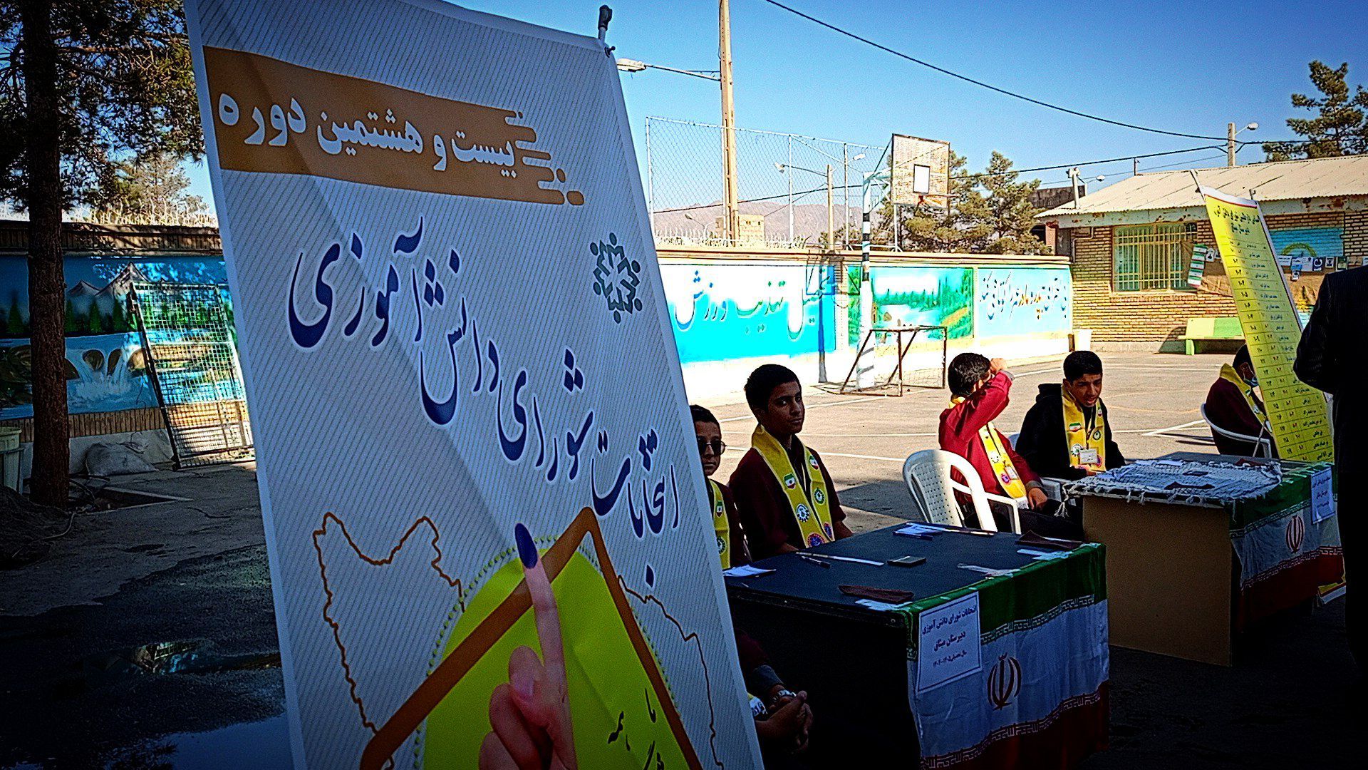 مدرسه میثاق کاشمر شاهد رقابت انتخاباتی دانش آموزان برای مدیریت مدرسه بود