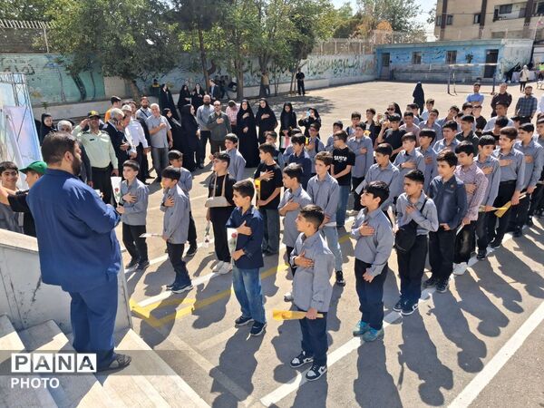 طنینِ «زنگِ مهر» در مدرسه شهدای صنف گردبافانِ منطقه ۱۶