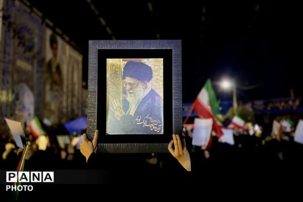 حضور پرشور فرهنگیان و دانش‌آموزان ملارد در تجمع مردمی