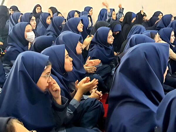 روز شاد و خاطره‌انگیز دانش‌آموزان در دبیرستان شاهد تکتم