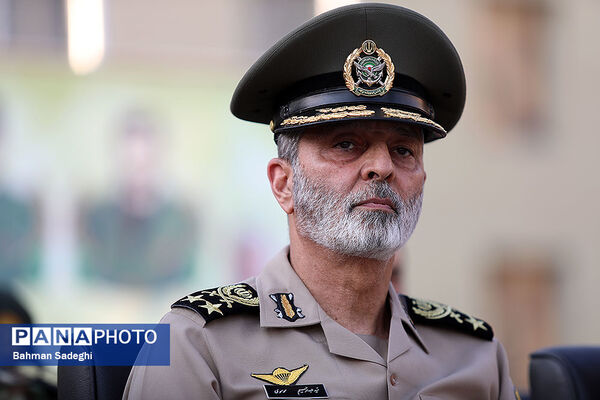سالروز اهدای پرچم و نشان توسط فرماندهی معظم کل قوا به ارتش