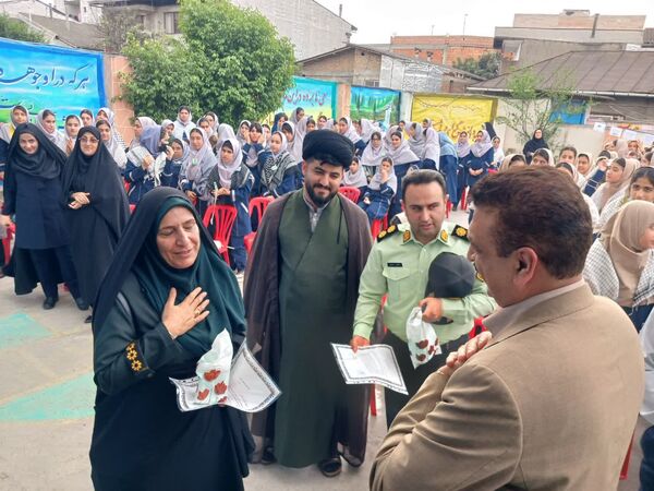 حضور نیروهای انتظامی در دبیرستان نجم قائمشهر