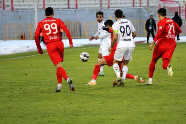 بازی تراکتور و ملوان در تبریز