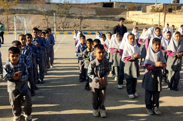 مراسم صبحگاهی دبستان شهید رحمت الله قلعه یزدانی و آموزشگاه آیت الله اراکی