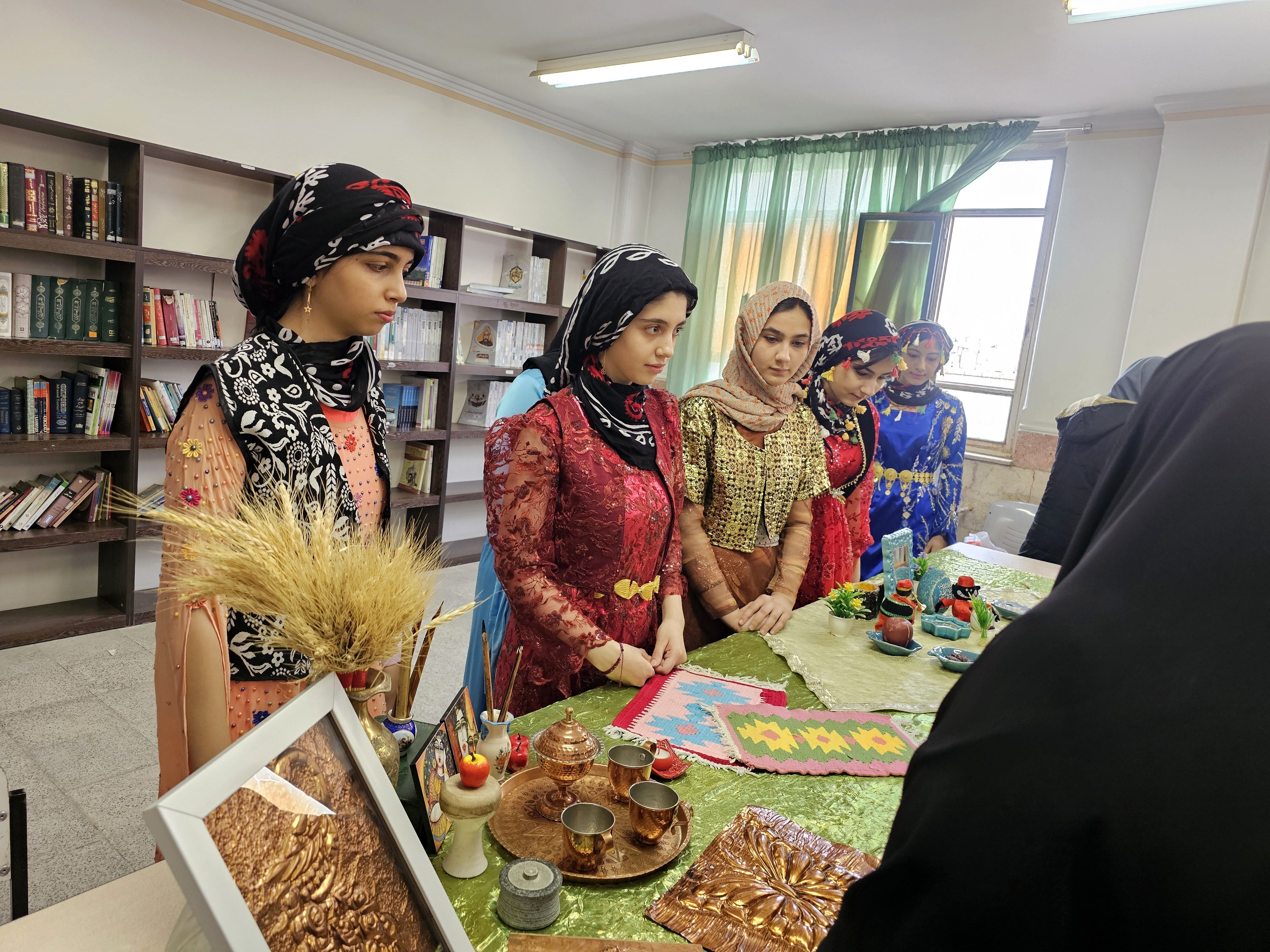 برپایی نمایشگاه علمی- پژوهشی و فرهنگی-هنری توسط دانش آموزان رشته علوم تجربی 