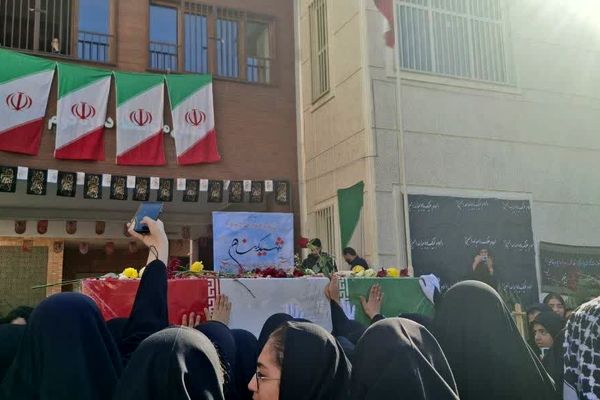 دبیرستان مهرادیرا معطر به عطر شهید خوشنام شد