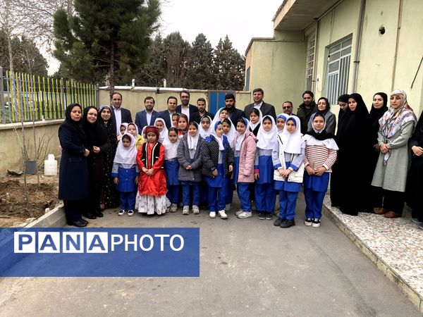 دانش‌آموزان و مسئولین شهرستان ملارد، در روز درختکاری جوانه‌های امید را به زمین هدیه دادند