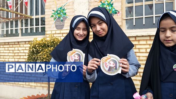 مراسم سالگرد و ورود امام خمینی(ره)و روز جهانی حجاب در دبستان ناهید نخودی 
