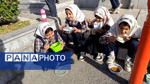 تهیه و توزیع نذری عدسی بین دانش آموزان دبستان فاطمه زهرا(س)