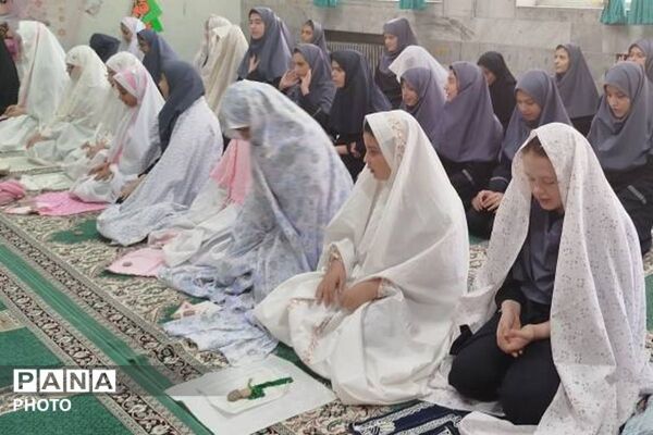  اقامه نماز جماعت دبیرستان هدی با حضور دانش‌آموزان پایه هفتم