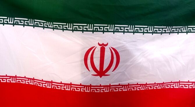 همکاری بانوان زارچ در دوخت پرچم جمهوری اسلامی ایران 