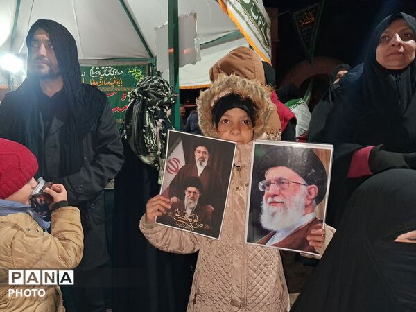 راهپیمایی گسترده مردم نیشابور در احتماع شبانه
