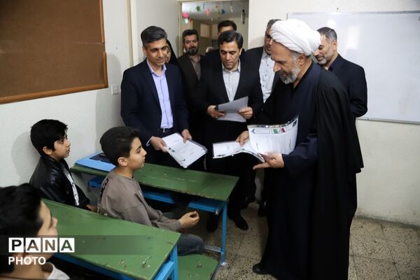 تجلیل مسئولان استانی از دانش‌آموزان و عوامل دبستان میقات به خاطر اقدام انسان‌دوستانه