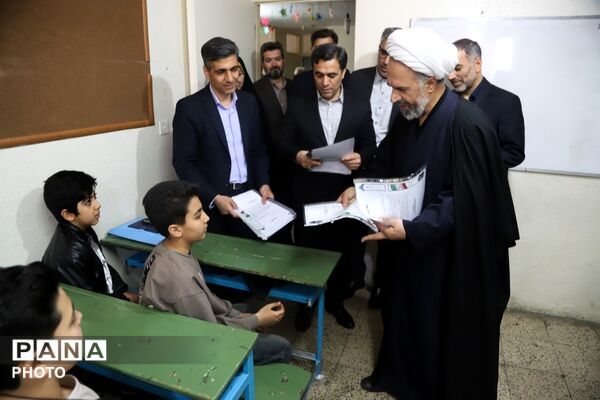 تجلیل مسئولان استانی از دانش‌آموزان و عوامل دبستان میقات به خاطر اقدام انسان‌دوستانه