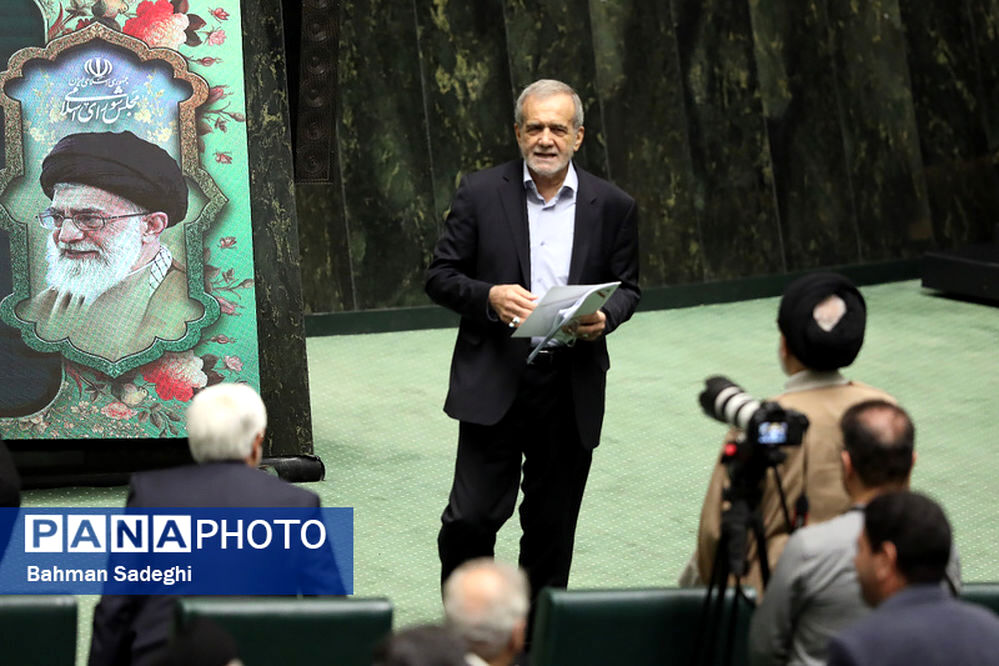 رئیس جمهوری در صحن مجلس حاضر شد