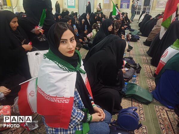 تجدید بیعت دختران وطن با آرمان‌های انقلاب در حسینیه امام