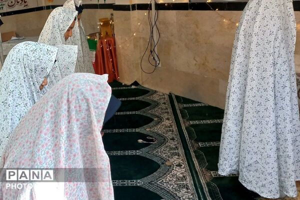 نماز جماعت در مدرسه پرنیان