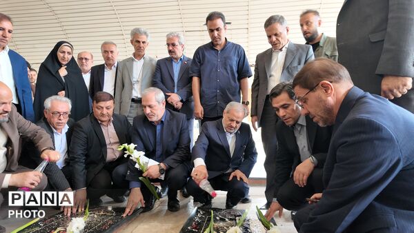 ادای احترام وزیر آموزش‌وپرورش به شهدای انقلاب اسلامی و دفاع مقدس در زنجان